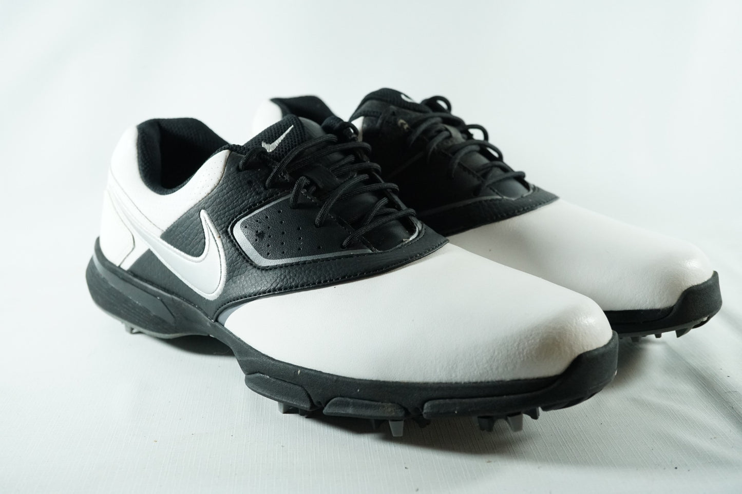 Nike Heritage Spiked Golf Shoes / White and Black / UK9 / New