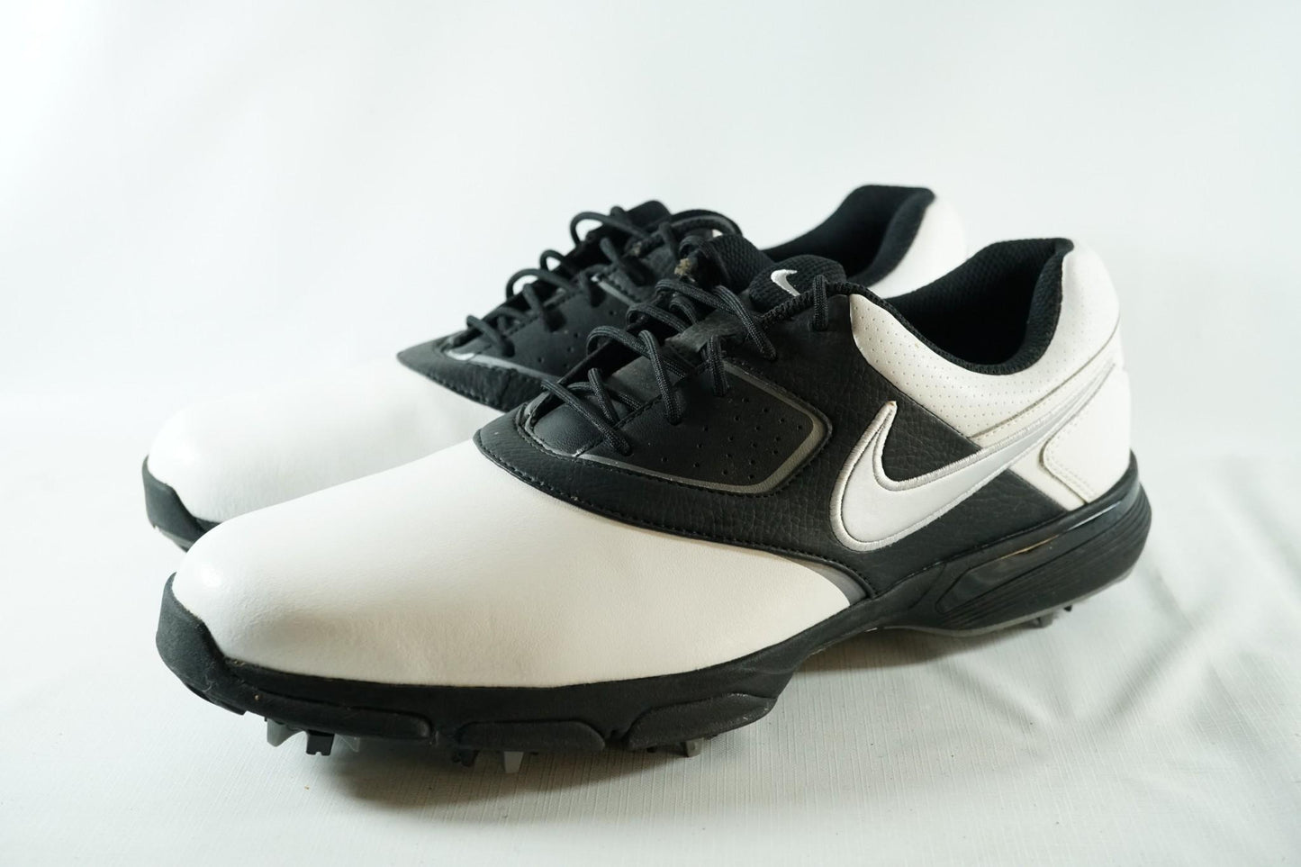 Nike Heritage Spiked Golf Shoes / White and Black / UK9 / New